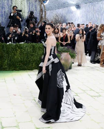 Anne Hathaway arrives on the red carpet for the 2026 Met Gala celebrating Costume Art at The Metropolitan Museum of Art on Monday, May 4, 2026 in New York City.  NYP20260504424 JOHNxANGELILLO