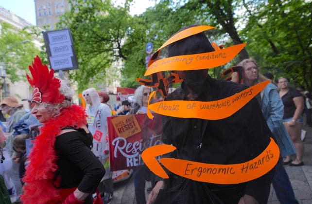 People protest the Met Gala, outside the Met Museum in New York City NEW YORK CITY, UNITED STATES - MAY 04: Protesters staged a Resistance Red Carpet protest on Fifth Avenue outside the Met Museum against the Bezos-sponsored Met Gala, on May 4, 2026, in New York City, U.S. Selcuk Acar Anadolu New York United States. Editorial use only. Please get in touch for any other usage.  Copyright: x2026xAnadoluxSelcukxAcarx