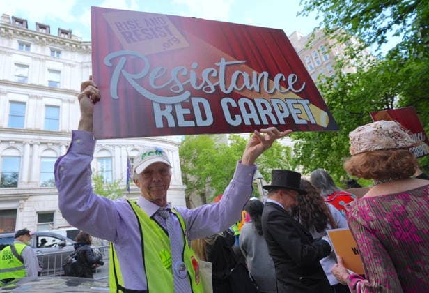 People protest the Met Gala, outside the Met Museum in New York City NEW YORK CITY, UNITED STATES - MAY 04: Protesters staged a Resistance Red Carpet protest on Fifth Avenue outside the Met Museum against the Bezos-sponsored Met Gala, on May 4, 2026, in New York City, U.S. Selcuk Acar Anadolu New York United States. Editorial use only. Please get in touch for any other usage.  Copyright: x2026xAnadoluxSelcukxAcarx