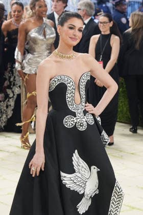 American actress Anne Hathaway poses on the white carpet at the Met Gala in New York, United States, 04 May 2026. The White Carpet at the 2026 Met Gala !ACHTUNG: NUR REDAKTIONELLE NUTZUNG!  Copyright: xOctavioxGuzmánx AME9343 20260505-55020181281_1