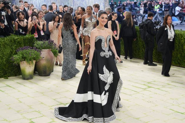 American actress Anne Hathaway poses on the white carpet at the Met Gala in New York, United States, 04 May 2026. The White Carpet at the 2026 Met Gala !ACHTUNG: NUR REDAKTIONELLE NUTZUNG!  Copyright: xOctavioxGuzmánx AME9349 20260505-55020181289_1