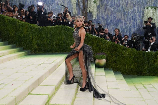 American singer Sabrina Carpenter poses on the white carpet at the Met Gala in New York, United States, 04 May 2026. The White Carpet at the 2026 Met Gala !ACHTUNG: NUR REDAKTIONELLE NUTZUNG!  Copyright: xOctavioxGuzmánx AME9347 20260505-55020181290_1
