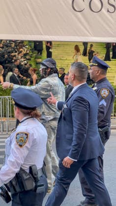 Protest Outside The Met Gala 2026 New York, NY May 4: Protest at The MET Gala 2026 as Chris Smalls Crashes Gala and Attempts to Jump Over Barrier. Credit: Camara Porter AdMedia EDITORIAL USE ONLY  Copyright: xx AdMediax admphotostwo986850
