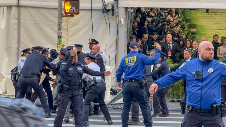 Protest Outside The Met Gala 2026 New York, NY May 4: Protest at The MET Gala 2026 as Chris Smalls Crashes Gala and Attempts to Jump Over Barrier. Credit: Camara Porter AdMedia EDITORIAL USE ONLY  Copyright: xx AdMediax admphotostwo986852