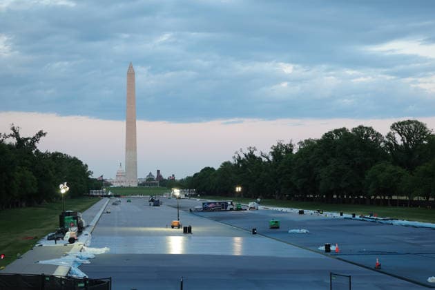 WASHINGTON, D.C. MAY 4: View of the Lincoln Memorial Reflecting Pool makeover as workers paint the bottom of the pool ˜American flag blue™ on orders of President Trump on May 4, 2026 in Washington, D.C. Copyright: xmpi34x