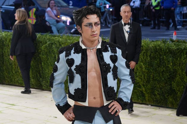 Canadian actor Hudson Williams poses on the white carpet at the Met Gala in New York, United States, 04 May 2026. The White Carpet at the 2026 Met Gala !ACHTUNG: NUR REDAKTIONELLE NUTZUNG!  Copyright: xOctavioxGuzmánx AME9423 20260505-55020181635_1