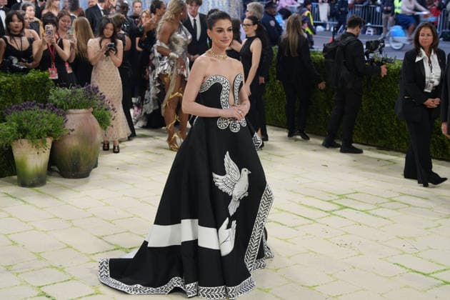 American actress Anne Hathaway poses on the white carpet at the Met Gala in New York, United States, 04 May 2026. The White Carpet at the 2026 Met Gala !ACHTUNG: NUR REDAKTIONELLE NUTZUNG!  Copyright: xOctavioxGuzmánx AME9420 20260505-55020181641_1