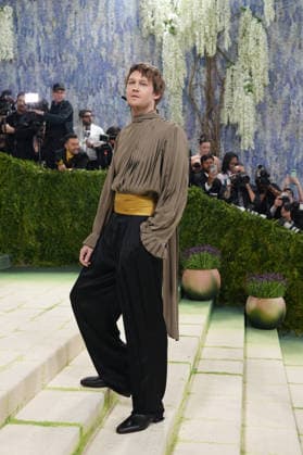 British actor Joe Alwyn poses on the white carpet at the Met Gala in New York, United States, 04 May 2026. The White Carpet at the 2026 Met Gala !ACHTUNG: NUR REDAKTIONELLE NUTZUNG!  Copyright: xOctavioxGuzmánx AME9419 20260505-55020181645_1