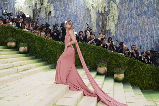 Actress and singer Suki Waterhouse poses on the white carpet at the Met Gala in New York, United States, 04 May 2026. The White Carpet at the 2026 Met Gala !ACHTUNG: NUR REDAKTIONELLE NUTZUNG!  Copyright: xOctavioxGuzmánx AME9436 20260505-55020181907_1