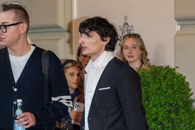 The Pierre Hotel: 2026 Met Gala Departures, New York, USA - 04 May 2026 Finn Wolfhard wearing Thom Brown departs the Pierre Hotel for 2026 Met Gala on May 04, 2026 in New York City. New York United States Copyright: xRonxAdarx xSOPAxImagesx _radar_pierre_20260504_01239