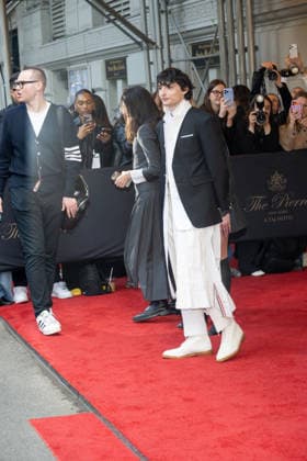 The Pierre Hotel: 2026 Met Gala Departures, New York, USA - 04 May 2026 Finn Wolfhard wearing Thom Brown departs the Pierre Hotel for 2026 Met Gala on May 04, 2026 in New York City. New York United States Copyright: xRonxAdarx xSOPAxImagesx _radar_pierre_20260504_01242