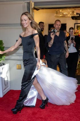 The Pierre Hotel: 2026 Met Gala Departures, New York, USA - 04 May 2026 Olivia Wilde wearing Thom Brown departs the Pierre Hotel for 2026 Met Gala on May 04, 2026 in New York City. New York United States Copyright: xRonxAdarx xSOPAxImagesx _radar_pierre_20260504_01294