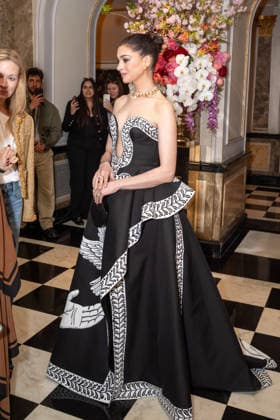 The Pierre Hotel: 2026 Met Gala Departures, New York, USA - 04 May 2026 Anne Hathaway wearing Michael Kors departs the Pierre Hotel for 2026 Met Gala on May 04, 2026 in New York City. New York United States Copyright: xRonxAdarx xSOPAxImagesx _radar_pierre_20260504_01680