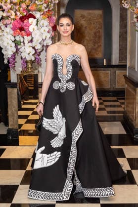 The Pierre Hotel: 2026 Met Gala Departures, New York, USA - 04 May 2026 Anne Hathaway wearing Michael Kors departs the Pierre Hotel for 2026 Met Gala on May 04, 2026 in New York City. New York United States Copyright: xRonxAdarx xSOPAxImagesx _radar_pierre_20260504_01681