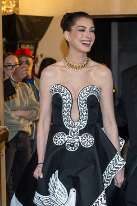 The Pierre Hotel: 2026 Met Gala Departures, New York, USA - 04 May 2026 Anne Hathaway wearing Michael Kors departs the Pierre Hotel for 2026 Met Gala on May 04, 2026 in New York City. New York United States Copyright: xRonxAdarx xSOPAxImagesx _radar_pierre_20260504_01682