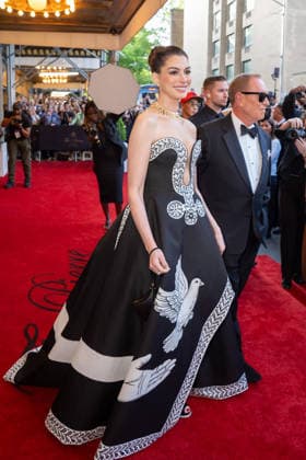 The Pierre Hotel: 2026 Met Gala Departures, New York, USA - 04 May 2026 Anne Hathaway wearing Michael Kors departs the Pierre Hotel for 2026 Met Gala on May 04, 2026 in New York City. New York United States Copyright: xRonxAdarx xSOPAxImagesx _radar_pierre_20260504_01734