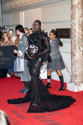The Pierre Hotel: 2026 Met Gala Departures, New York, USA - 04 May 2026 Adut Akech wearing Thom Brown departs the Pierre Hotel for 2026 Met Gala on May 04, 2026 in New York City. New York United States Copyright: xRonxAdarx xSOPAxImagesx _radar_pierre_20260504_01822