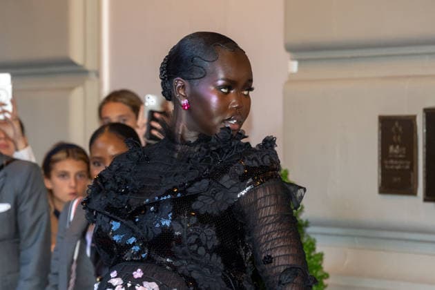 The Pierre Hotel: 2026 Met Gala Departures, New York, USA - 04 May 2026 Adut Akech wearing Thom Brown departs the Pierre Hotel for 2026 Met Gala on May 04, 2026 in New York City. New York United States Copyright: xRonxAdarx xSOPAxImagesx _radar_pierre_20260504_01835