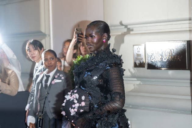 The Pierre Hotel: 2026 Met Gala Departures, New York, USA - 04 May 2026 Adut Akech wearing Thom Brown departs the Pierre Hotel for 2026 Met Gala on May 04, 2026 in New York City. New York United States Copyright: xRonxAdarx xSOPAxImagesx _radar_pierre_20260504_01853