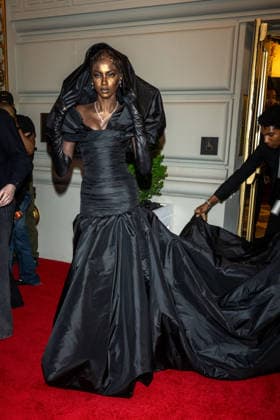 The Pierre Hotel: 2026 Met Gala Departures, New York, USA - 04 May 2026 Anok Yai wearing Balenciaga departs the Pierre Hotel for 2026 Met Gala on May 04, 2026 in New York City. New York United States Copyright: xRonxAdarx xSOPAxImagesx _radar_pierre_20260504_02126
