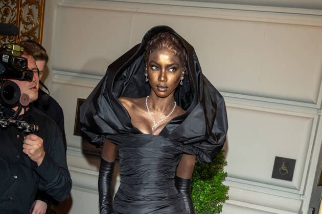 The Pierre Hotel: 2026 Met Gala Departures, New York, USA - 04 May 2026 Anok Yai wearing Balenciaga departs the Pierre Hotel for 2026 Met Gala on May 04, 2026 in New York City. New York United States Copyright: xRonxAdarx xSOPAxImagesx _radar_pierre_20260504_02130