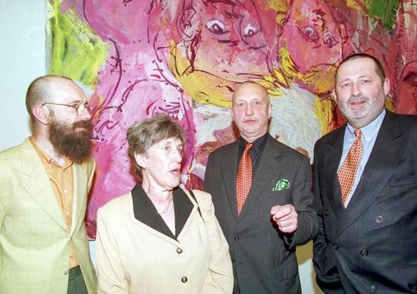 25.04.1997, Deutschland, Sachsen, Dresden, Dresdner Residenzschloss, Eröffnung einer Ausstellung mit Werken des Malers, Bildhauers und Grafikers Georg Baselitz, hier der Maler (2. von rechts) vor einem seiner Werke fotografiert, rechts sein Bruder Günter Kern, 2. von links seine Schwester Rosemarie Pfeiffer, links Andreas Kern *** 25 04 1997, Germany, Saxony, Dresden, Dresden Residenzschloss, opening of an exhibition of works by the painter, sculptor and graphic artist Georg Baselitz, here the painter photographed 2 from right in front of one of his works, on the right his brother Günter Kern, 2 from left his sister Rosemarie Pfeiffer, on the left Andreas Kern
