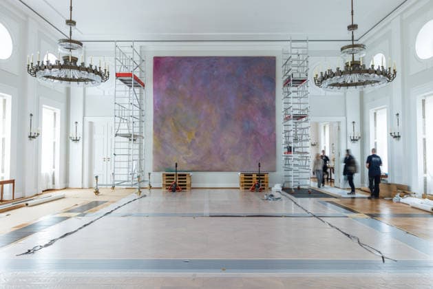 Abbau des Kunstwerks von Künstler Gotthard Graubner im Großen Saal des Schlosses Bellevue. Deutschland, Berlin am 5. Mai 2026: Im Zuge der über 600¯Millionen Euro teuren grundlegenden Sanierung des Amtssitzes des deutschen Bundespräsidenten werden an den Wandflächen der beiden Stirnseiten des Großen Saales zwei großformatige Farbraumkörper (Kissenbilder) des Künstlers Gotthard Graubner mit dem Titel Begegnungen (1988) abgehängt. *** Dismantling of the artwork by artist Gotthard Graubner in the Great Hall of Bellevue Palace Germany, Berlin on 5 May 2026 As part of the fundamental renovation of the official residence of the German Federal President, which cost more than 600 million euros, two large-format color-space