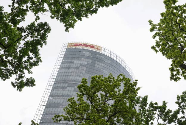 Deutsche Post DHL - Logo Firmenname Posttower Bonn , Außenansicht HINWEIS: Kein Model oder Property Release vorhanden! *** Deutsche Post DHL logo Company name Posttower Bonn , exterior view NOTE No model or property release available MR:N