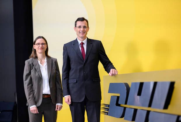 Tobias Meyer (CEO, Vorstandsvorsitzender) und Katrin Suder (Aufsichtsratsvorsitzende) vor einem DHL Logo. Ordentliche Hauptversammlung der Deutsche Post AG, am 05.05.2026 in Bonn Deutschland. @ World Conference Center *** Tobias Meyer CEO, Chairman of the Board of Management and Katrin Suder Chairwoman of the Supervisory Board in front of a DHL logo Annual General Meeting of Deutsche Post AG, on 05 05 2026 in Bonn Germany @ World Conference Center