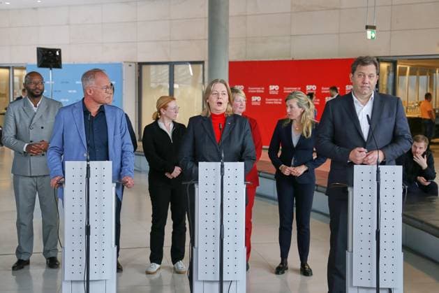 Berlin, Deutschland, 05.05.2026: Deutscher Bundestag: SPD-Fraktionssitzung: Matthias Miersch (SPD), Bundesministerin für Arbeit und Soziales Bärbel Bas (SPD) und Bundesminister der Finanzen Lars Klingbeil (SPD) geben ein Statement *** Berlin, Germany, 05 05 2026 German Bundestag SPD parliamentary group meeting Matthias Miersch SPD , Federal Minister of Labor and Social Affairs Bärbel Bas SPD and Federal Minister of Finance Lars Klingbeil SPD give a statement Copyright: xdtsxNachrichtenagenturx dts_117721