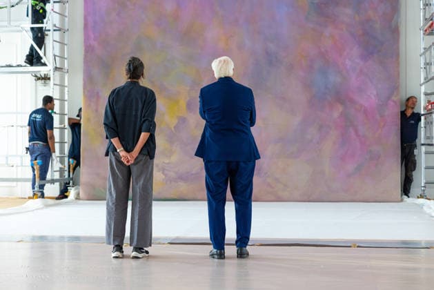 Sanierungsarbeiten im Schloss Bellevue Abbau des Kunstwerks von Künstler Gotthard Graubner im Großen Saal des Schlosses Bellevue. Deutschland, Berlin am 5. Mai 2026: Restauratorin Hana Streicher erläutert Bundespräsident Frank-Walter Steinmeier im großen Festsaal den Abbau des Kunstwerks. Im Zuge der über 600¯Millionen Euro teuren grundlegenden Sanierung des Amtssitzes des deutschen Bundespräsidenten werden an den Wandflächen der beiden Stirnseiten des Großen Saales zwei großformatige Farbraumkörper (Kissenbilder) des Künstlers Gotthard Graubner mit dem Titel Begegnungen (1988) abgehängt. *** Renovation work at Bellevue Palace Dismantling the artwork by artist Gotthard Graubner in the Great Hall of Bellevue P