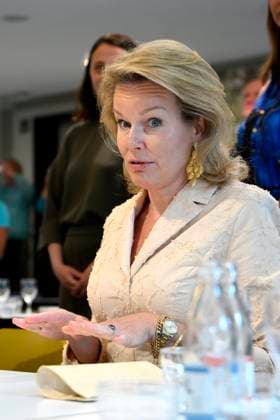 King Philippe And Queen Mathilde Visit The Province of Flemish Brabant VLAAMS-BRABANT, BELGIUM - MAY 05: Queen Mathilde of Belgium pictured during a lunch with colleagues and visitors from the local restaurant during a trip to the province of Flemish Brabant on May 05, 2026 in Vlaams-Brabant, Belgium, 05 05 2026 Vlaams-Brabant Belgium  Copyright: xPhilipxReynaersx