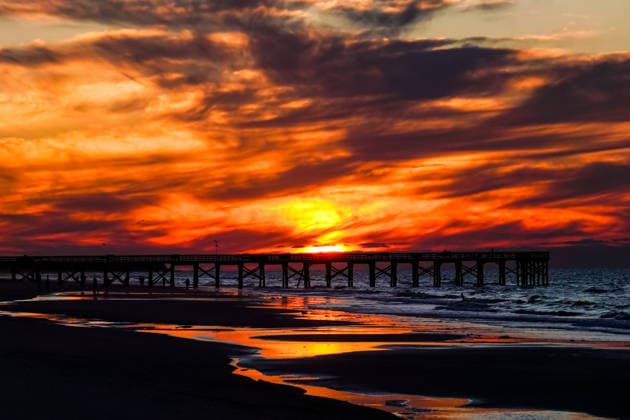 May 5, 2026, Isle Of Palms, Sc, United States: Dawn breaks over the Atlantic Ocean reflecting on low clouds on Front Beach, May 5, 2026 in Isle of Palms, South Carolina. Isle Of Palms United States - ZUMAe02_ 20260505_zaf_e02_004 Copyright: xRichardxEllisx