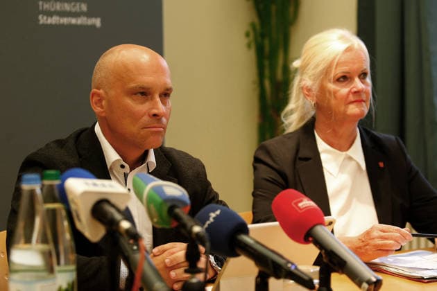 Erfurt, 05.05.2026 (re.) Heike Langguth, Bürgermeisterin und Beigeordnete für Sicherheit, Bürgerservice und Gesundheit, Andreas Horn, Oberbürgermeister,beim Pressegespräch anlässlich des AfD-Bundesparteitags in Erfurtvom 3. bis 5. Juli 2026 findet in Erfurt der Bundesparteitag der AfD statt. Zum aktuellen Zeitpunkt sind neun Gegendemonstrationen angemeldet, außerdem finden sowohl am Freitag- als auch am Samstagabend Konzerte auf dem Domplatz statt. Daraus ergeben sich große Herausforderungen, die es bestmöglich zu lösen gilt. Thüringen deutschland *** Erfurt, 05 05 2026 re Heike Langguth, Mayor and Councillor for Security, Citizen Services and Health, Andreas Horn, Lord Mayor, at the press conference on the occasion of the AfD Copyright: xMarioxGentzelx