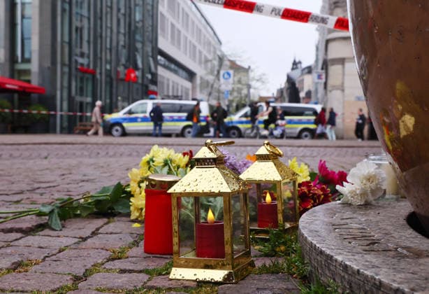 Leipzig, 05.05.2026, Innenstadt Grimmaische Straße , Ort des Mitgefühls für die Opfer einer Amokfahrt in leipzigs City am Vortag. Niedergelegte Blumen und Kerzen unweit des Tatortes Grimmaische Strasse, durch Polizeikräfte abgesperrt , Zwei getötete Menschen und viele Verletzte sind zu beklagen , *** Leipzig, 05 05 2026, city center Grimmaische Straße, place of sympathy for the victims of a rampage in Leipzigs city center the day before Flowers and candles laid not far from the scene of the crime Grimmaische Straße, cordoned off by police forces, two people killed and many injured,