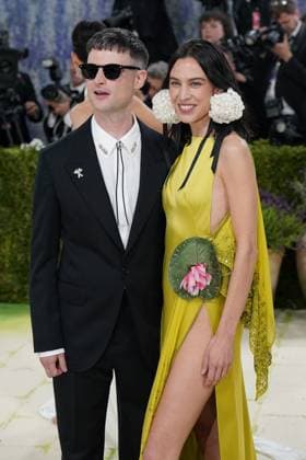 Tom Sturridge, Alexa Chung at arrivals for The 2026 Costume Institute Exhibition COSTUME ART Opening Night Met Gala - Part 8, The Metropolitan Museum of Art, New York, NY, May 04, 2026. Photo By: Kristin Callahan Everett Collection The 2026 Costume Institute Exhibition COSTUME ART Opening Night Met Gala - Part 8 PUBLICATIONXNOTxINxCANxCHNxFRAxITAxJPNxNORxPOLxRUSxESPxUKxUSA