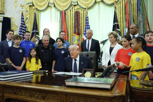 President Trump signs proclamation WASHINGTON, DC - MAY 5: President Donald Trump speaks before signing a proclamation inside the Oval Office at The White House in Washington, on May 5, 2026. The memorandum is set to restore the Presidential Fitness Test Award, a competitive school-based fitness program last seen under the Obama administration. (Photo by Tom Brenner for The Washington Post Pool) Washington DC United States  Copyright: xPool ABACAx