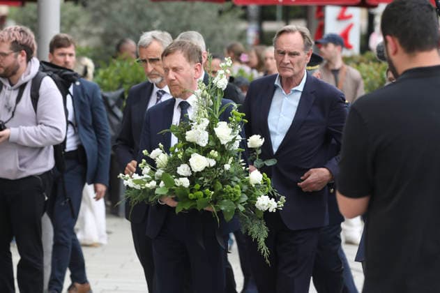 Armin Schuster, Michael Kretschmer und Burkhard Jung bei der Kranzniederlegung für die Opfer der Amokfahrt. In der Fußgängerzone der Leipziger Innenstadt ist am Montag ein 33-jähriger Leipziger mit seinem Auto in eine Menschenmenge gerast. Es gibt zwei Tote und zahlreiche Verletzte. Erst ein Poller stoppt die Fahrt am Ende der Grimmaischen Straße. Leipzig, 05.05.2026 *** Armin Schuster, Michael Kretschmer and Burkhard Jung at the wreath-laying ceremony for the victims of the rampage In the pedestrian zone of Leipzigs city center on Monday, a 33-year-old man from Leipzig drove his car into a crowd of people There were two fatalities and numerous injuries Only a bollard stopped the car at the end of Grimmaische Straße Leipzig, 05 05 2026 Foto:xAgenturxWehnertx xGränzdörferx xFuturexImagex kranzniederlegung_6536