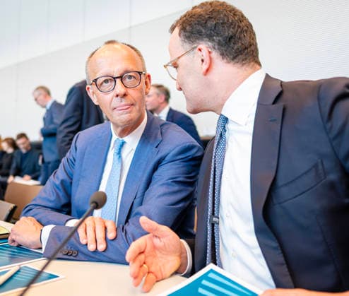 Friedrich Merz + Jens Spahn EUR, Deutschland, Berlin: 05.05.2026: Start der CDU CSU-Bundestagsfraktion, Jens Spahn im Gspräch mit bundeskanzler Friedrich Merz. Zunge raus ... *** Friedrich Merz Jens Spahn EUR, Germany, Berlin 05 05 2026 Launch of the CDU CSU parliamentary group, Jens Spahn in conversation with Federal Chancellor Friedrich Merz tongue out