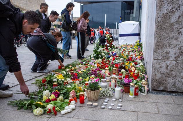 May 5, 2026, Leipzig, Saxony, INT: People gather in Leipzig to lay flowers and candles at a memorial set in Augustusplatz following a car-ramming incident, paying tribute to the victims. Leipzig INT - ZUMAc291 20260505_zip_c291_005 Copyright: xMariaxCastrox