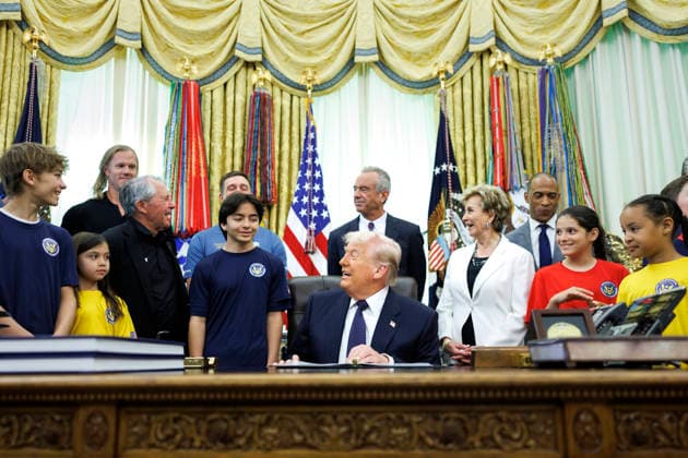 May 5, 2026, Washington, District Of Columbia, USA: United States President Donald J Trump speaks before signing a proclamation inside the Oval Office at The White House in Washington, on May 5, 2026. The memorandum is set to restore the Presidential Fitness Test Award, a competitive school-based fitness program last seen under the Obama administration Washington USA  - ZUMAs152 20260505_faa_s152_011 Copyright: xTomxBrennerx-xPoolxviaxCNPx