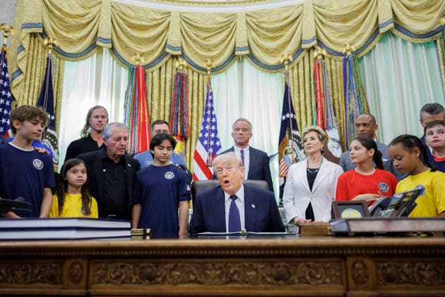 May 5, 2026, Washington, District Of Columbia, USA: United States President Donald J Trump signs a proclamation inside the Oval Office at The White House in Washington, on May 5, 2026. The memorandum is set to restore the Presidential Fitness Test Award, a competitive school-based fitness program last seen under the Obama administration Washington USA  - ZUMAs152 20260505_faa_s152_008 Copyright: xTomxBrennerx-xPoolxviaxCNPx