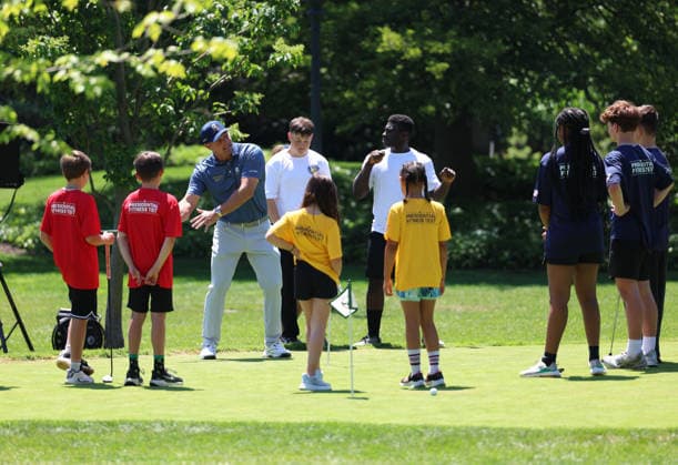 May 5, 2026, Washington, District Of Columbia, USA: Golfer Bryson DeChambeau gathers with children on the putting green on the South Lawn of the White House after President Donald Trump signed a proclamation inside the Oval Office at The White House in Washington, on May 5, 2026. The memorandum is set to restore the Presidential Fitness Test Award, a competitive school-based fitness program last seen under the Obama administration. ( Tom Brenner for The Washington Post Pool) Washington USA - ZUMAs152 20260505_faa_s152_009 Copyright: xTomxBrennerx-xPoolxviaxCNPx