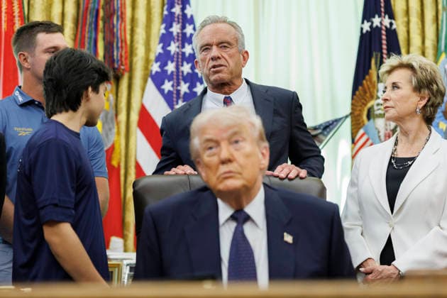 May 5, 2026, Washington, District Of Columbia, USA: United States Secretary of Health and Human Services Robert F. Kennedy, Jr speaks behind US President Donald J Trump ahead of a proclamation signing in the Oval Office of the White House in Washington, DC, USA, on May 5, 2026. The memorandum is set to restore the Presidential Fitness Test Award, a competitive school-based fitness program last seen under the Obama administration Washington USA - ZUMAs152 20260505_faa_s152_010 Copyright: xTomxBrennerx-xPoolxviaxCNPx