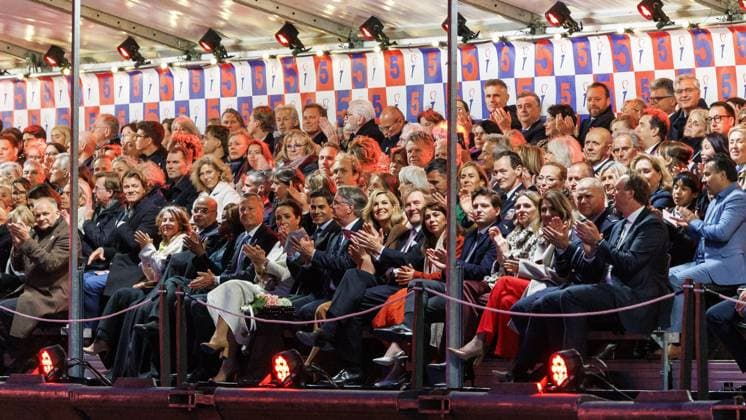 AMSTERDAM - Prime Minister Rob Jetten, King Willem-Alexander and Queen Maxima during the May 5 concert on the Amstel at the Royal Theatre CarrÃ . Traditionally, the concert marks the conclusion of the National Liberation Celebration. RAMON VAN FLYMEN ANP netherlands out - belgium out  Copyright: xx x557576519x originalFilename: 557576519.jpg
