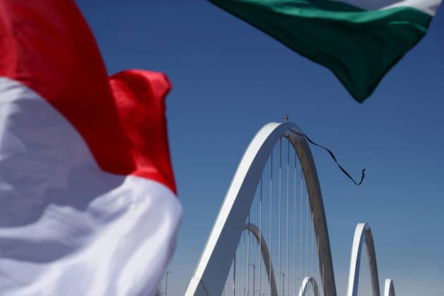 May 5, 2026, Washington, District Of Columbia, USA: Activist Guido Reichstadter stands atop the Frederick Douglass Memorial Bridge as protesters below hold Iranian and Palestinian flags in Washington DC, USA, on May 05, 2026. Reichstadter climbed onto the bridge on May 1 and has remained there in protest of what he described as the Trump regime s war in Iran and against AI development. Washington USA  - ZUMAs337 20260505_znp_s337_024 Copyright: xGentxShkullakux