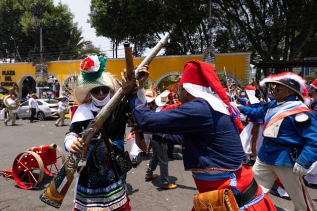 May 5, 2026, Mexico City, Mexico: Residents of the Penon de los Banos neighborhood took part in a civic reenactment marking the 164th anniversary of the Battle of Puebla, in which the Mexican army defeated French forces on May 5, 1862. The commemoration included parades, military uniforms and recreations of the historic battle in the Venustiano Carranza borough. Mexico City Mexico - ZUMAl178 20260505_znp_l178_063 Copyright: xCristianxLeyvax