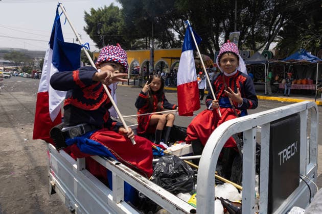 May 5, 2026, Mexico City, Mexico: Residents of the Penon de los Banos neighborhood took part in a civic reenactment marking the 164th anniversary of the Battle of Puebla, in which the Mexican army defeated French forces on May 5, 1862. The commemoration included parades, military uniforms and recreations of the historic battle in the Venustiano Carranza borough. Mexico City Mexico  - ZUMAl178 20260505_znp_l178_049 Copyright: xCristianxLeyvax