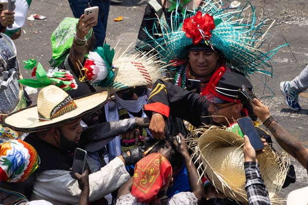 May 5, 2026, Mexico City, Mexico: Residents of the Penon de los Banos neighborhood took part in a civic reenactment marking the 164th anniversary of the Battle of Puebla, in which the Mexican army defeated French forces on May 5, 1862. The commemoration included parades, military uniforms and recreations of the historic battle in the Venustiano Carranza borough. Mexico City Mexico - ZUMAl178 20260505_znp_l178_070 Copyright: xCristianxLeyvax