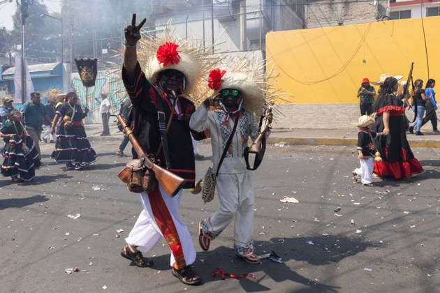 May 5, 2026, Mexico City, Mexico: Residents of the Penon de los Banos neighborhood took part in a civic reenactment marking the 164th anniversary of the Battle of Puebla, in which the Mexican army defeated French forces on May 5, 1862. The commemoration included parades, military uniforms and recreations of the historic battle in the Venustiano Carranza borough. Mexico City Mexico  - ZUMAl178 20260505_znp_l178_005 Copyright: xCristianxLeyvax